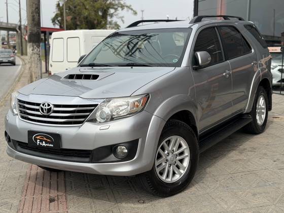 TOYOTA HILUX 3.0 SRV TOP 4X4 CD 16V TURBO INTERCOOLER DIESEL 4P AUTOMÁTICO TOYOTA HILUX 3.0 SRV TOP 4X4 CD 16V TURBO INTERCOOLER DIESEL 4P AUTOMÁTICO